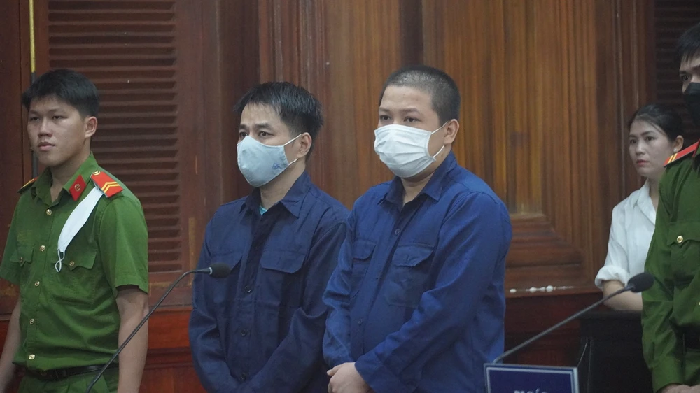 Lê Chí Trung (trái) bị cáo buộc vai trò chủ mưu lừa bán đất của nhiều người, chiếm đoạt 35 tỉ đồng. Ảnh: HỮU ĐĂNG