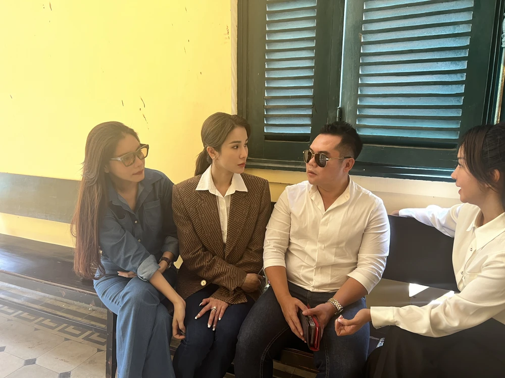 Ca sĩ Diệp Lâm Anh (áo nâu) cùng người thân, bạn bè ngoài phòng xử án. Ảnh: HỮU ĐĂNG