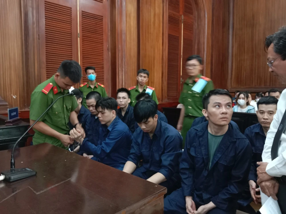 Các bị cáo trong đường dây làm giả hàng ngàn CMND, CCCD, GPLX rồi bán ra thị trường. Ảnh: HĐ