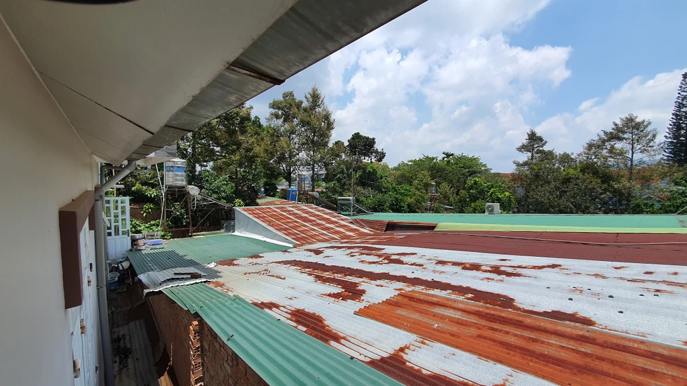 Bà Hương cho rằng một số hộ dân nơi đây đã xây dựng nhà lợp mái tôn tại tại khu vực đất công. Ảnh: NDCC