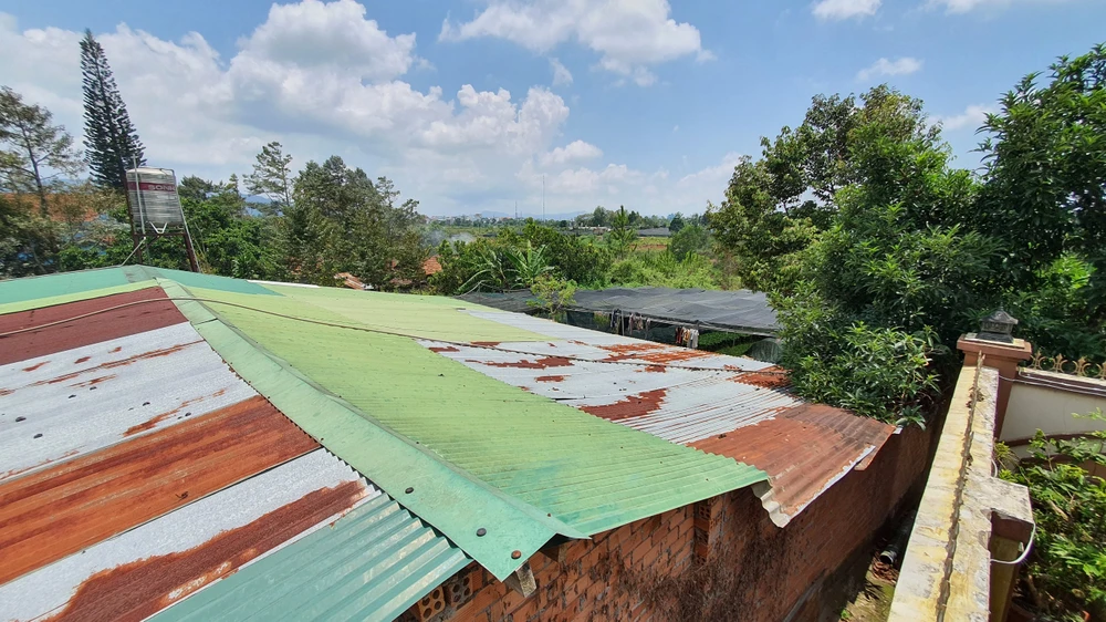 Tháng 8-2022, Thanh tra tỉnh Lâm Đồng Đồng đã từng xuống thực tế khu đất này để kiểm tra, đo đạc và làm việc với các bên liên quan. Ảnh: NDCC