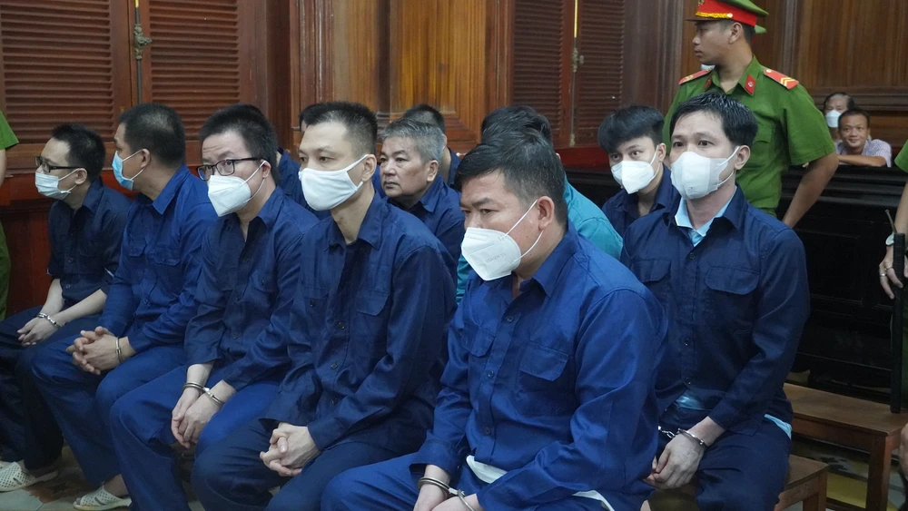 Tổng số tiền các cán bộ Công an phường Phú Thọ Hòa đã nhận của các đối tượng ma túy bị bắt giữ theo lời khai của những người đã đưa tiền là 1,09 tỉ đồng, hai chỉ vàng và 100 USD. Ảnh: HỮU ĐĂNG