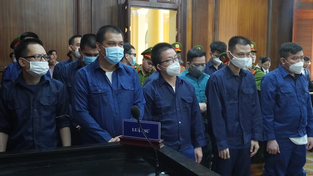 Cả 13 bị cáo đều bị truy tố theo quy định tại khoản 2 Điều 356 Bộ luật Hình sự với khung hình phạt từ 5-10 năm tù. Ảnh: HỮU ĐĂNG