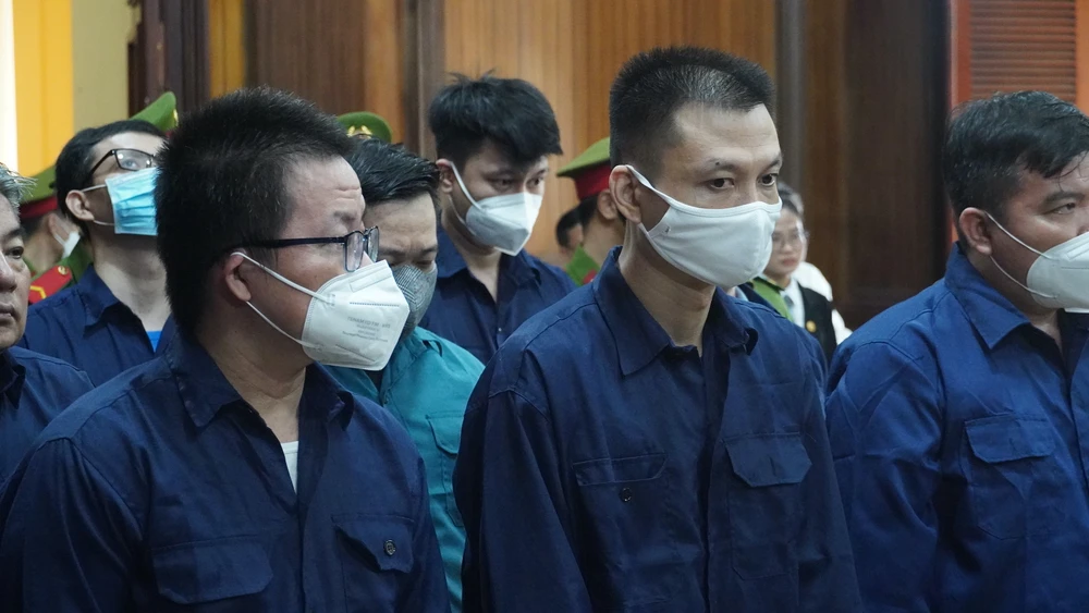 Khi người thân mang tiền lên theo yêu cầu thì được hướng dẫn để tiền trên bể nước bồn cầu trong nhà vệ sinh của phường. Ảnh: HỮU ĐĂNG