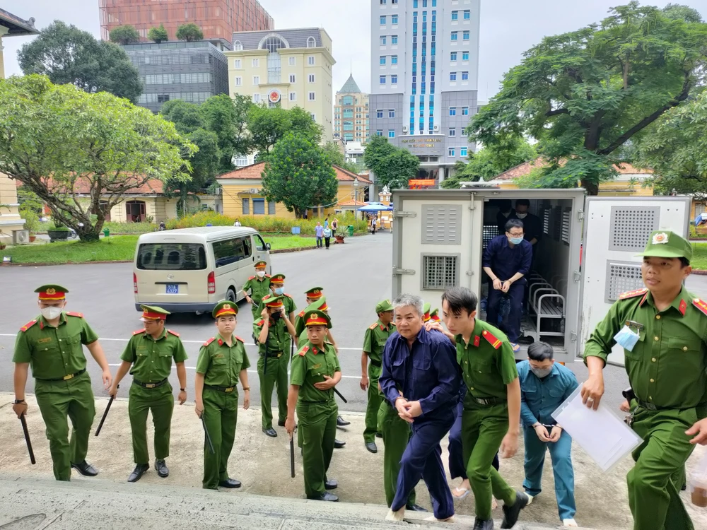 Ngay từ sáng sớm 13 cựu Công an phường được xe chuyên dụng đưa tới toà. Ảnh: HỮU ĐĂNG