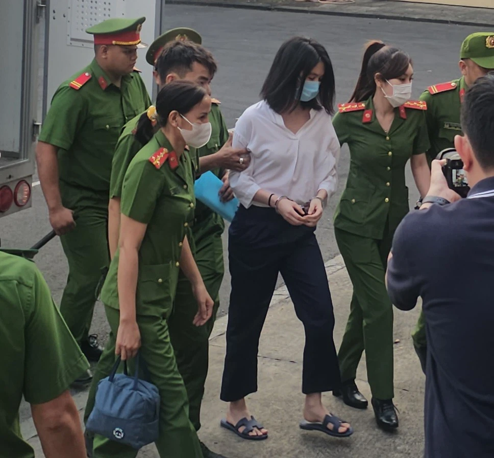 Ngọc Trinh được dẫn giải đến toà