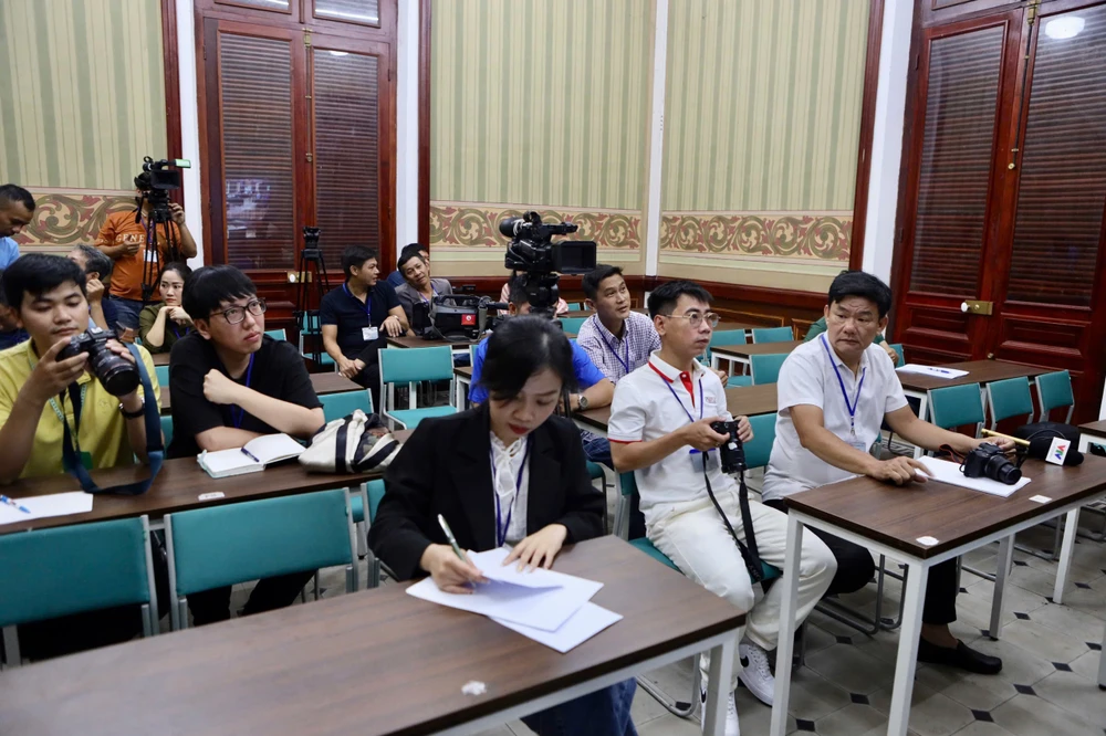 Báo chí được bố trí phòng riêng để theo dõi phiên tòa. Ảnh: NGUYỆT NHI