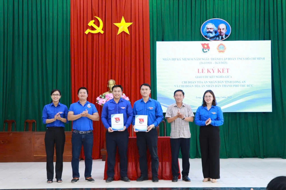 Đại diện hai chi đoàn ký kết giao ước, biên bản ghi nhớ để cùng nhau giao lưu, học hỏi, chia sẻ kinh nghiệm. Ảnh: THANH TRÍ