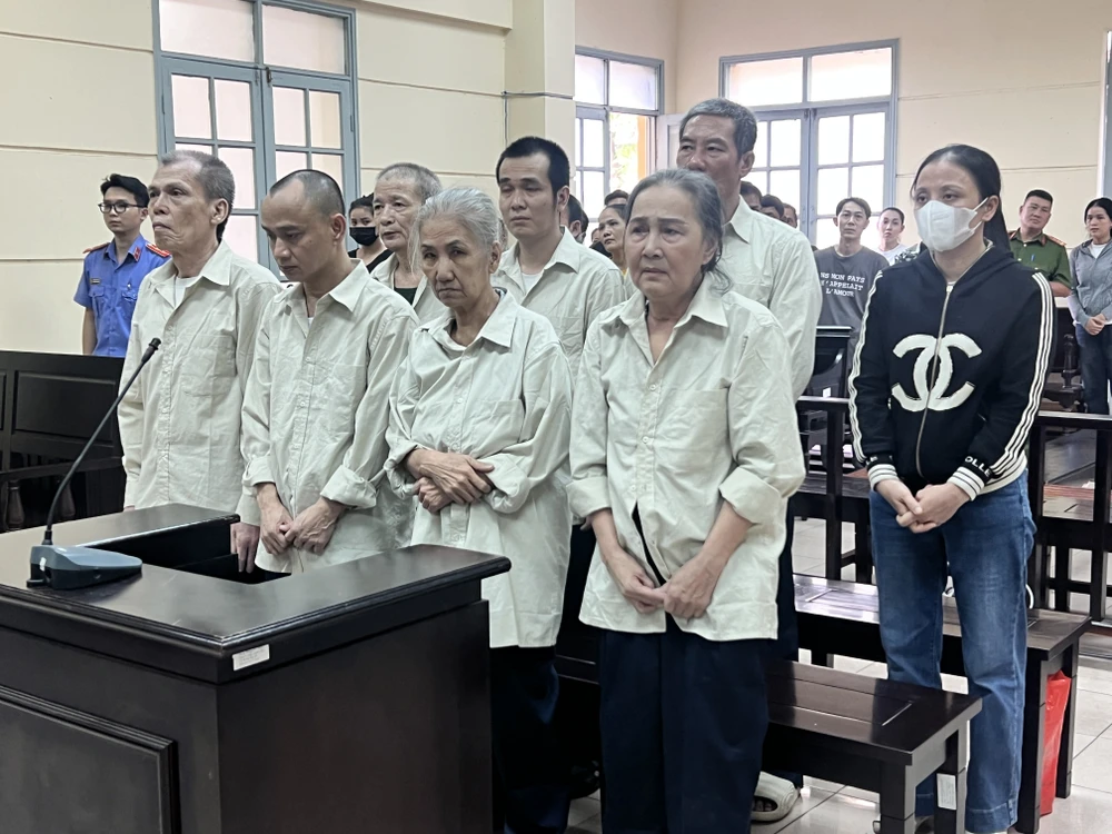 móc túi trên xe buýt