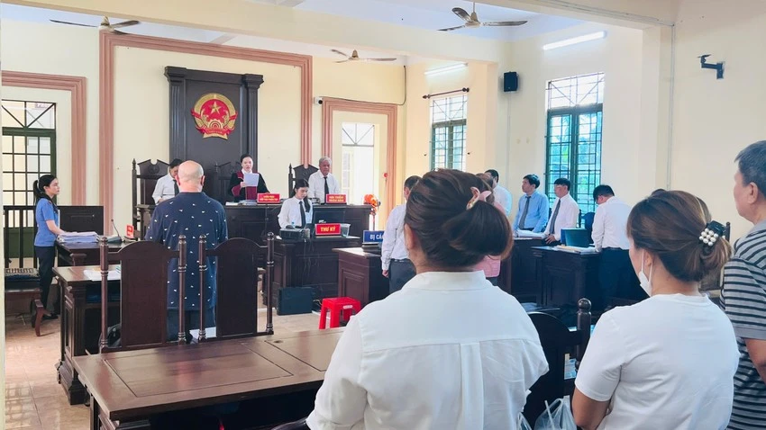 Bị cáo Trần Quốc Tân (từng là giám đốc của công ty sản xuất Đậu phộng Tân Tân) bị đưa ra xét xử