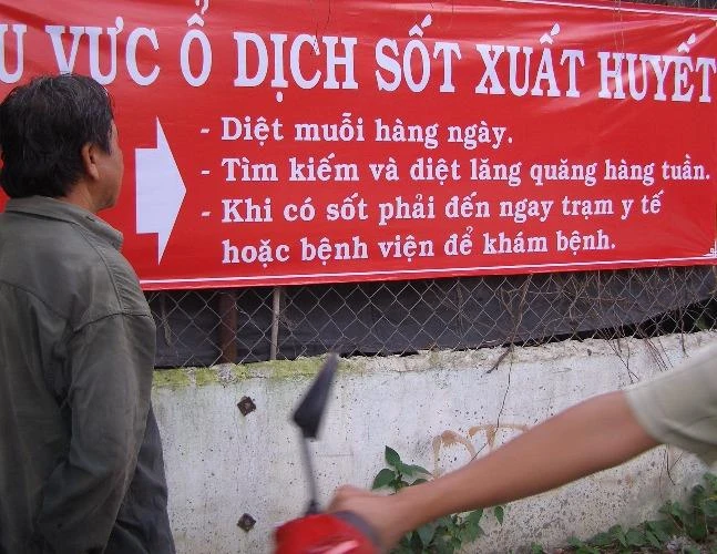 Trung tâm Y tế dự phòng huyện Hóc Môn (TP.HCM) dựng bảng cảnh báo tại khu vực xuất hiện ổ dịch SXH. Ảnh TRẦN NGỌC