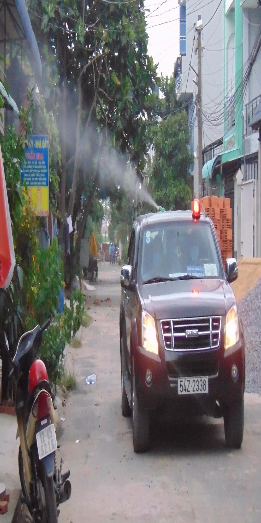 phun thuốc diệt muỗi