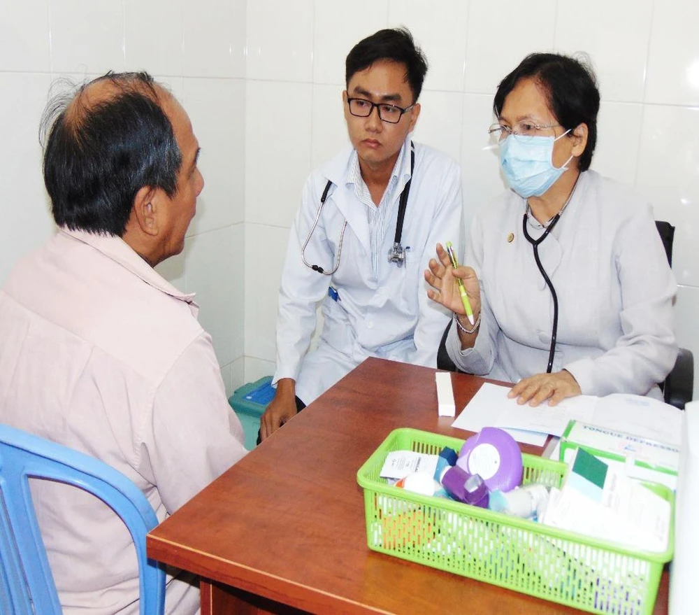 bác sĩ lê thị tuyết lan khám bệnh