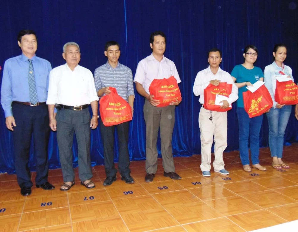 BS Nguyễn Hữu Hưng (bìa phải) và các thầy thuốc dân tộc tiêu biểu. 