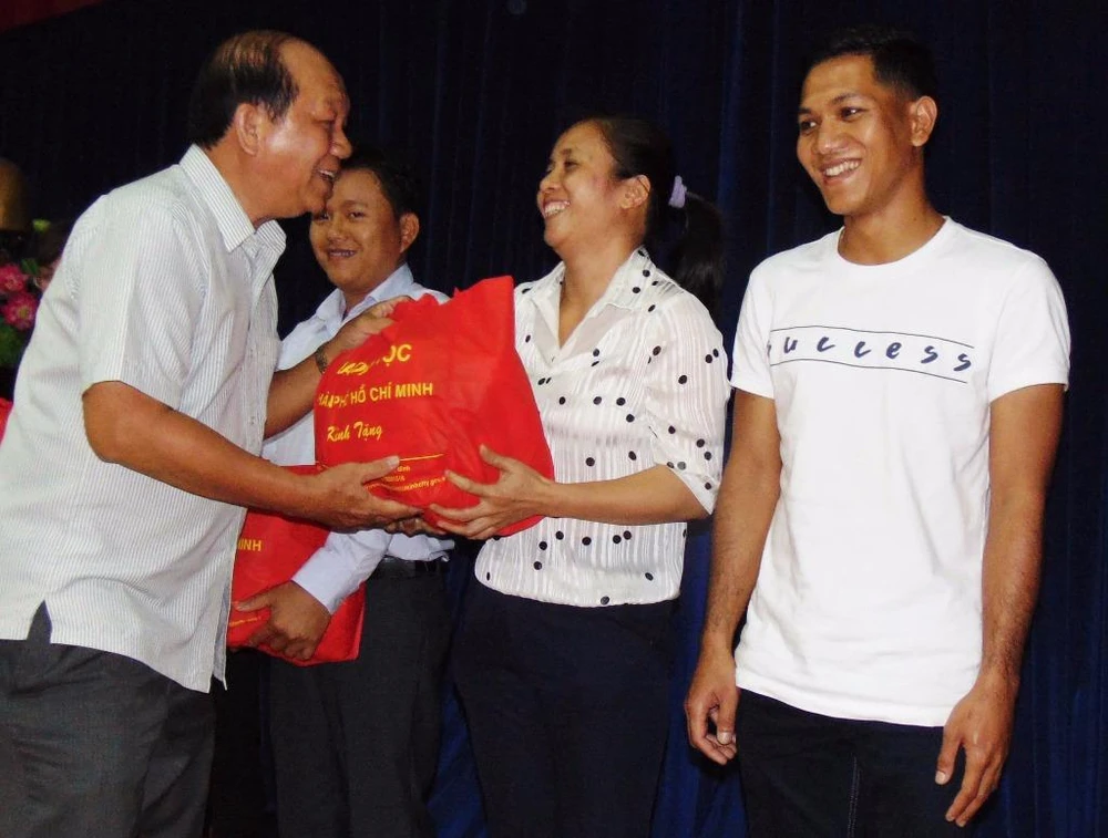 Ông Phương Tái Phước đang tặng quà cho thầy thuốc dân tộc tiêu biểu