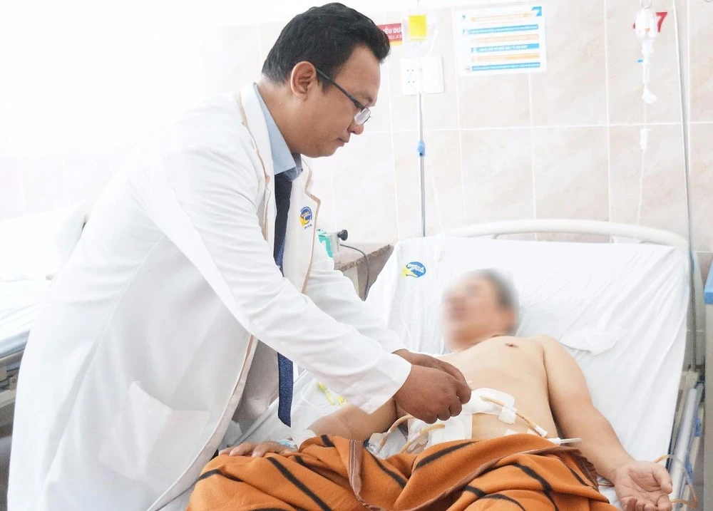 BS Nguyễn Ngọc Phương Tâm thăm khám ông Đ sau khi phẫu thuật