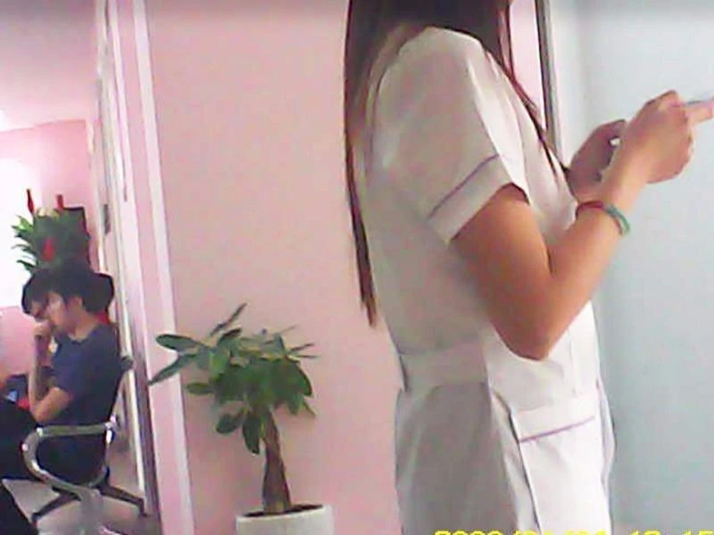 Nhiều người đang ngồi chờ tại phòng khám có "bác sĩ người Đài Loan"