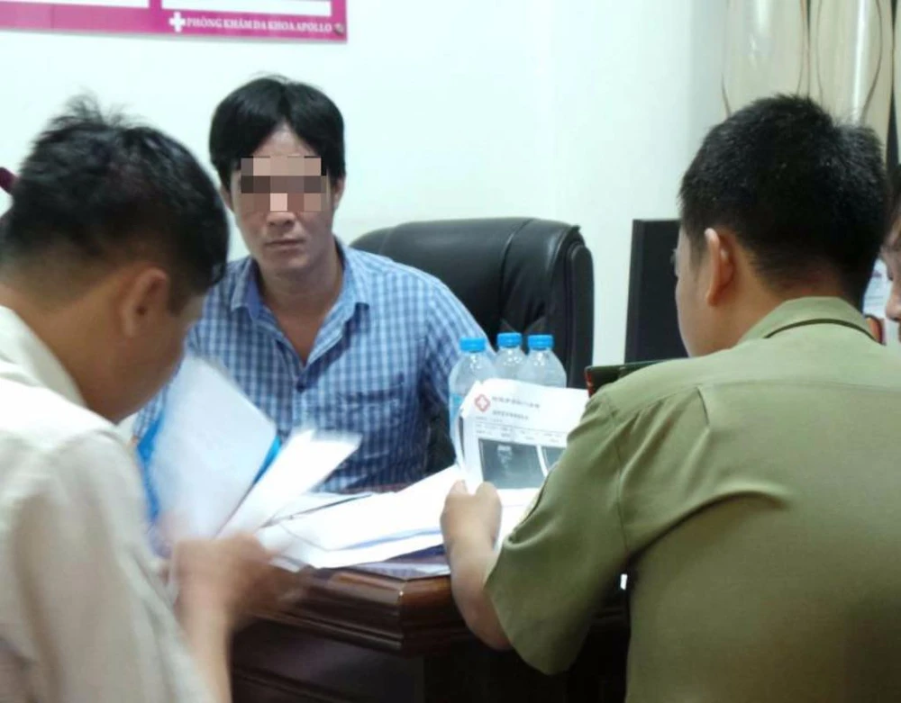 Thanh tra Sở Y tế TP.HCM cùng cơ quan chức năng đang kiểm tra một phòng khám.