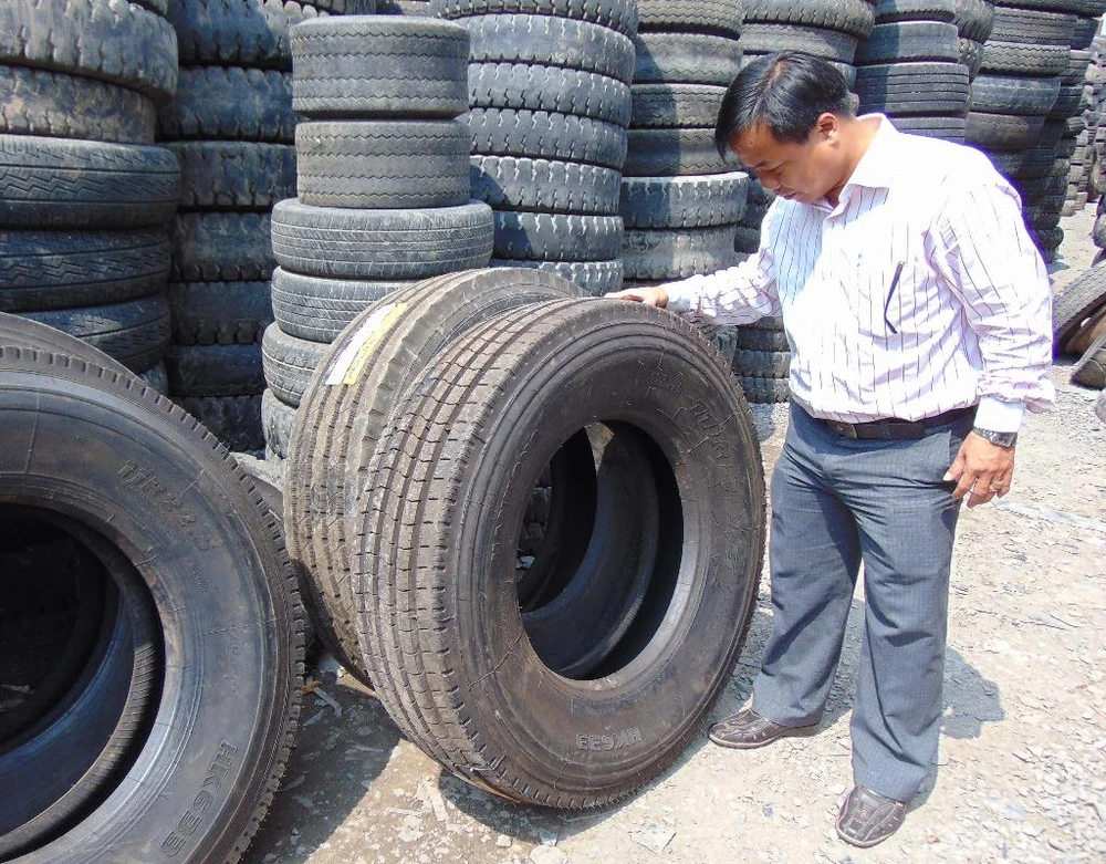 Bãi chứa vỏ xe cũ của ông T gọn gàng, không còn muỗi sinh sản.