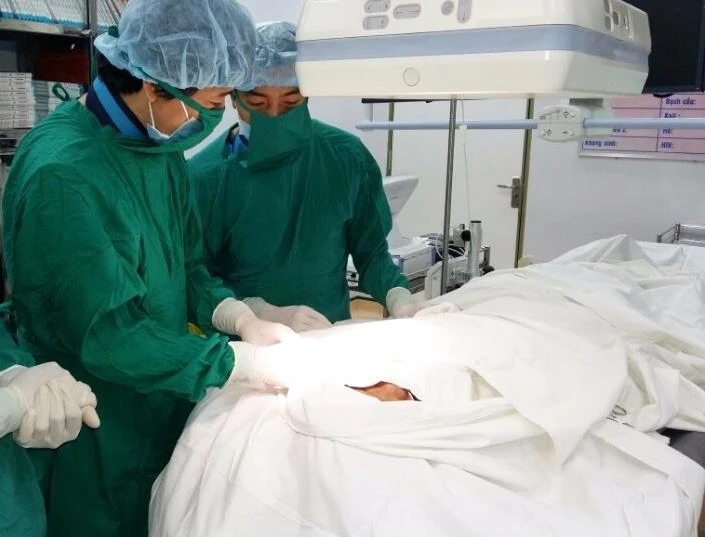 Các bác sĩ đang tiến hành cấy máy tạo nhịp tim hai buồng vĩnh viễn 