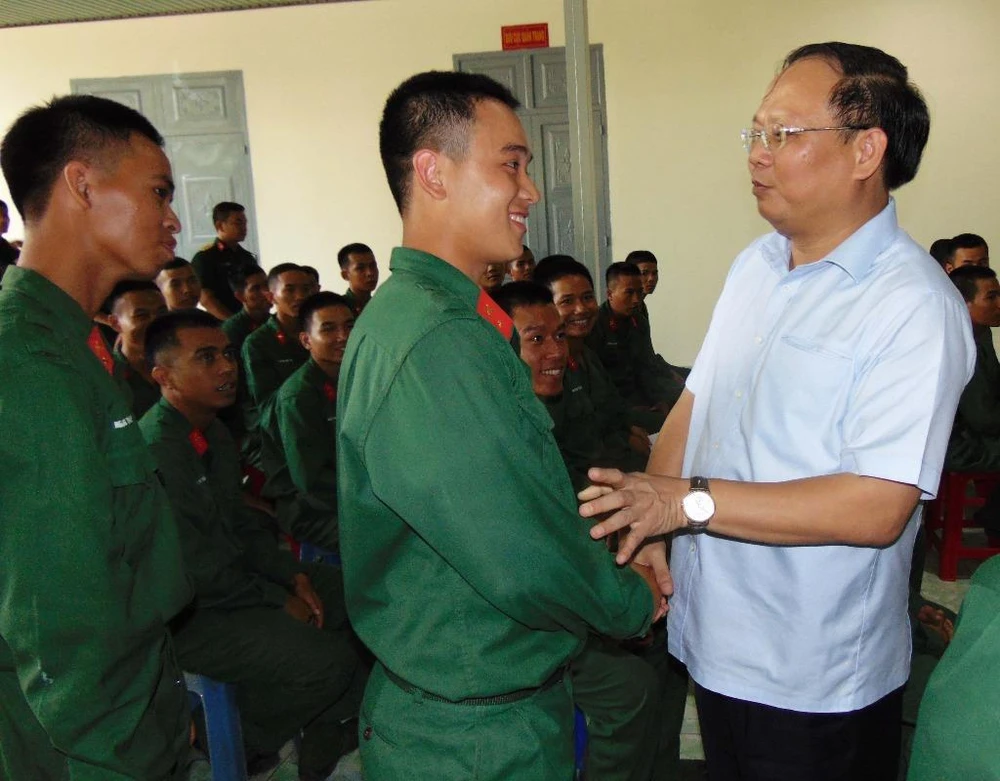 Phó Bí thư thường trực Thành ủy TP.HCM đang nói chuyện thân mật với chiến sĩ mới. 