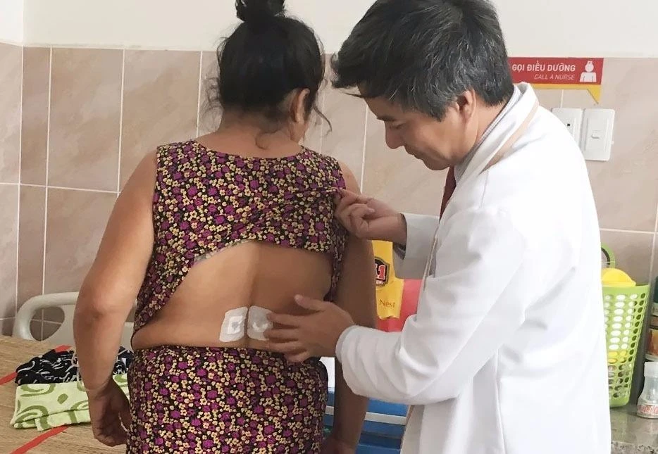 Bác sĩ thăm khám bà Đ sau ca phẫu thuật. 