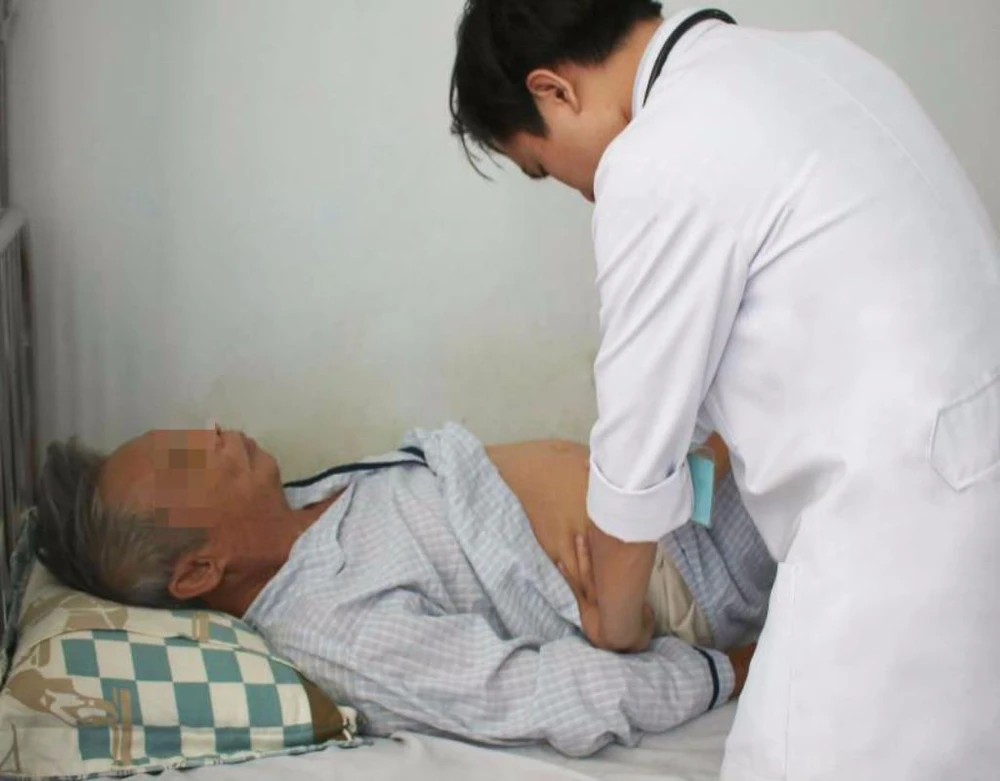 Bác sĩ kiểm tra sức khỏe ông T. sau phẫu thuật.