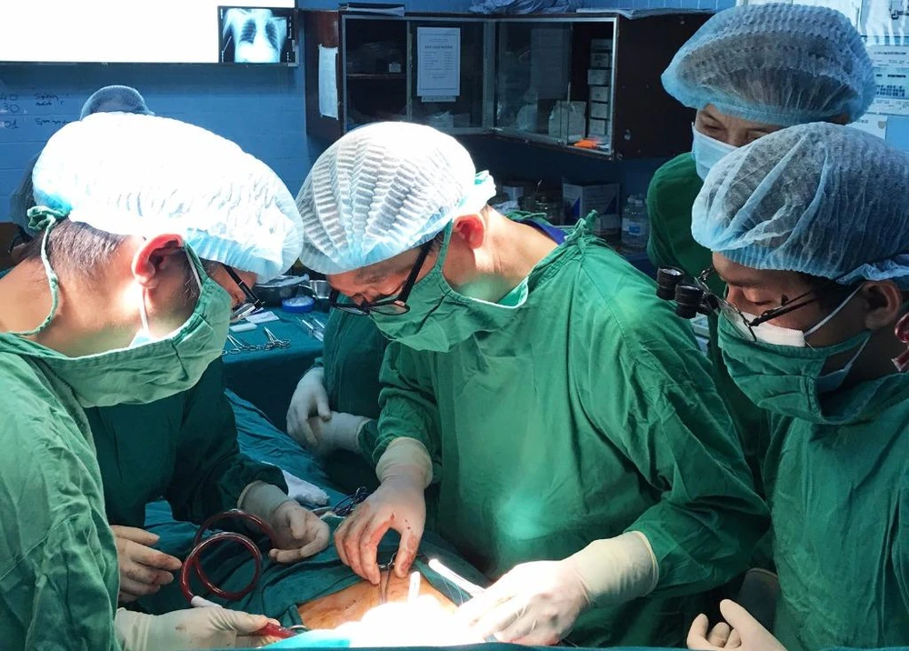 Các bác sĩ đang phẫu thuật cấp cứu bệnh nhân vô danh.