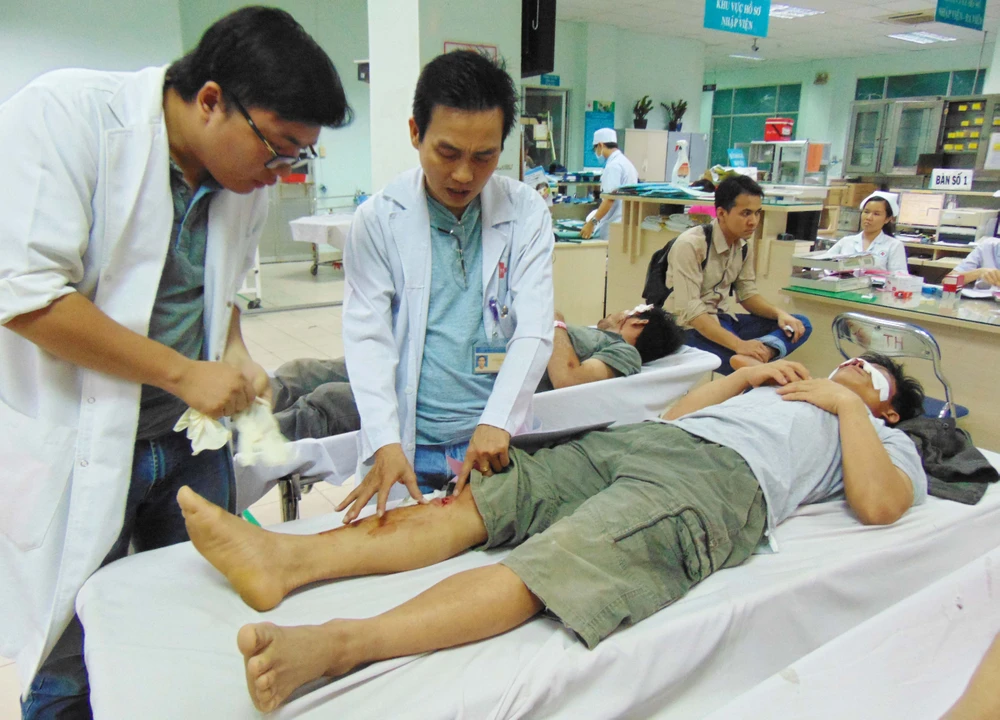 Tấm thép rơi cắt gần đứt mũi và cẳng chân một thợ hồ ảnh 1