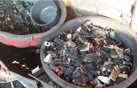 Số lõi pin dùng để nhuộm cà phê được phát hiện tại cơ sở.