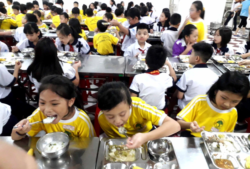 Hơn 20 học sinh tiểu học nhập viện sau bữa ăn xế tại trường ảnh 1