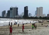 Đà Nẵng phạt 9 người đi dạo bãi biển không đeo khẩu trang