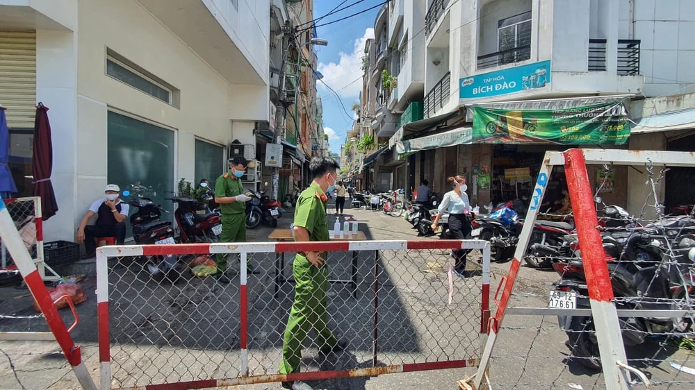 Phong tỏa hẻm 287 Nguyễn Đình Chiểu vì ca nghi mắc COVID-19 ảnh 6