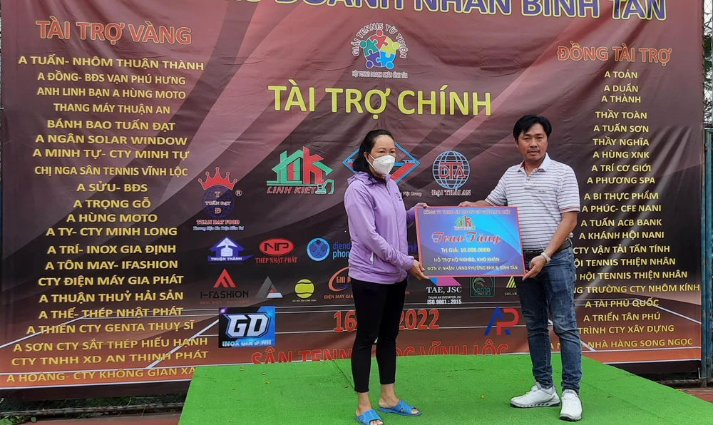 Ông Nguyễn Văn Thức (đại diện ban tổ chức) trao quà cho hộ nghèo trên địa bàn phường Bình Hưng Hòa B, Bình Tân. Ảnh: TRẦN NGỌC