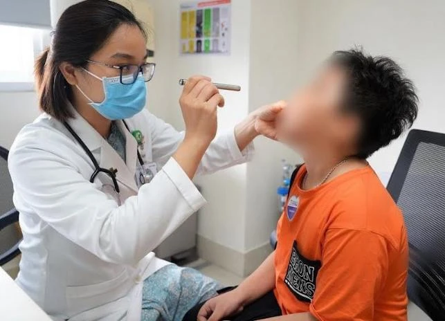 Bác sĩ đang khám một trẻ bị mắc dị vật trong mũi. Ảnh: BVCC Bác sĩ đang khám một trẻ bị mắc dị vật trong mũi. Ảnh: BVCC
