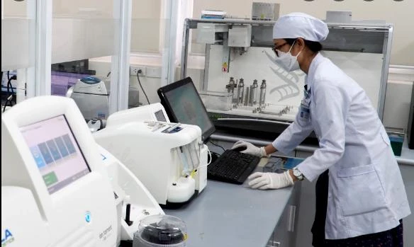 Đa phần máy xét nghiệm tại BV Chợ Rẫy là mượn, đặt từ các công ty trúng thầu. Ảnh: BVCC