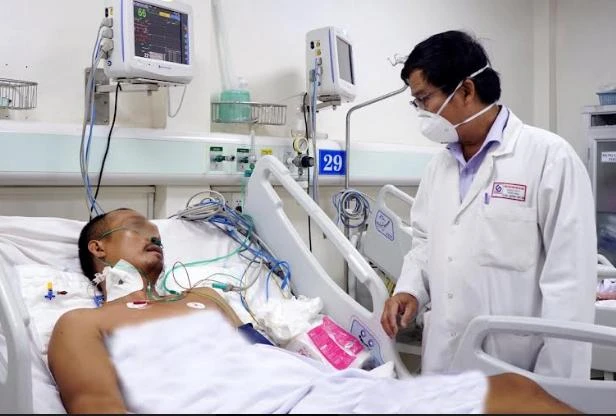 Bác sĩ kiểm tra sức khỏe ông N. sau khi điều trị. Ảnh: BVCC