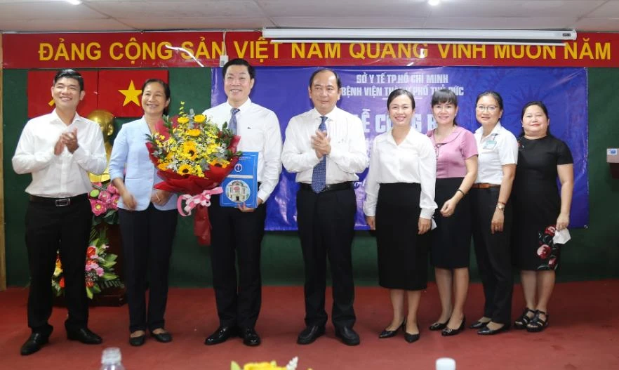 TS-BS Vũ Trí Thanh (cầm hoa) được bổ nhiệm Phó Giám đốc điều hành Bệnh viện TP Thủ Đức. Ảnh: BVCC