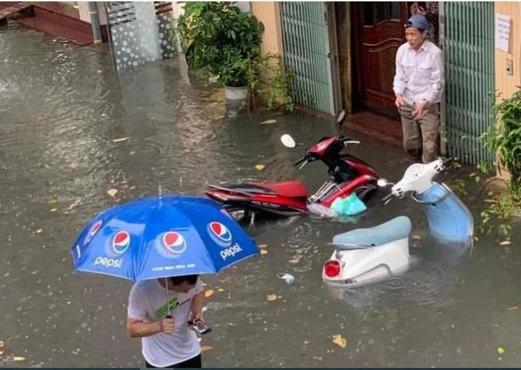 Ntgập lụt do biến đổi khí hậu gây ra nhiều bệnh truyền nhiễm. Ảnh: NHƯ LOAN