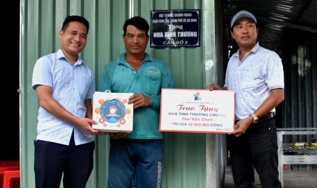 Đại diện CLB tennis doanh nhân quận Bình Tân, TP.HCM trao tặng căn nhà tình thương cho hộ nghèo. Ảnh: TUẤN ĐẠT