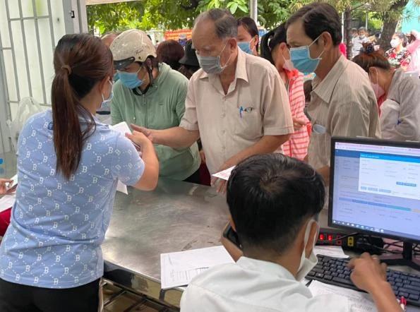 Rất đông người dân phường Bình Hưng Hòa A, Bình Tân đăng ký tiêm vaccine ngừa COVID-19. Ảnh: TRẦN NGỌC Rất đông người dân phường Bình Hưng Hòa A, Bình Tân đăng ký tiêm vaccine ngừa COVID-19. Ảnh: TRẦN NGỌC