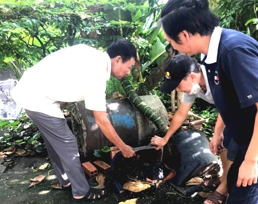 Người dân quận 12, TP.HCM diệt lăng quăng, ngừa sốt xuất huyết. Ảnh: TRẦN NGỌC