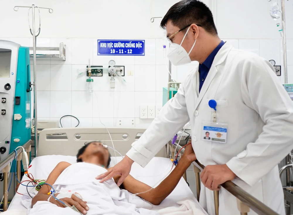 Bác sĩ đang theo dõi sức khỏe ông V. Ảnh: BVCC
