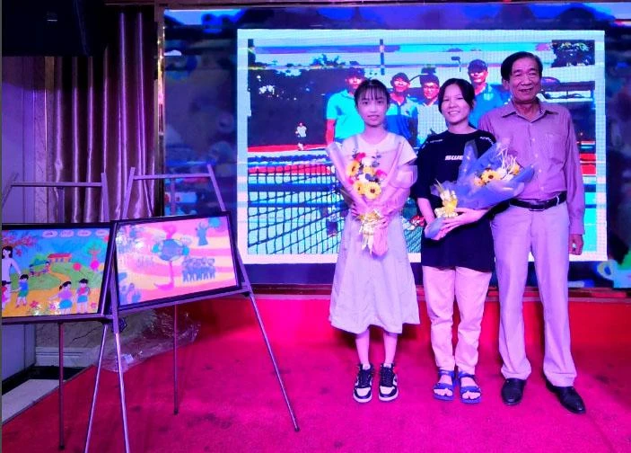 Tranh do học sinh Trường Chuyên biệt Bình Tân vẽ được bán đấu giá để gây quỹ từ thiện. Ảnh: THANH DŨ