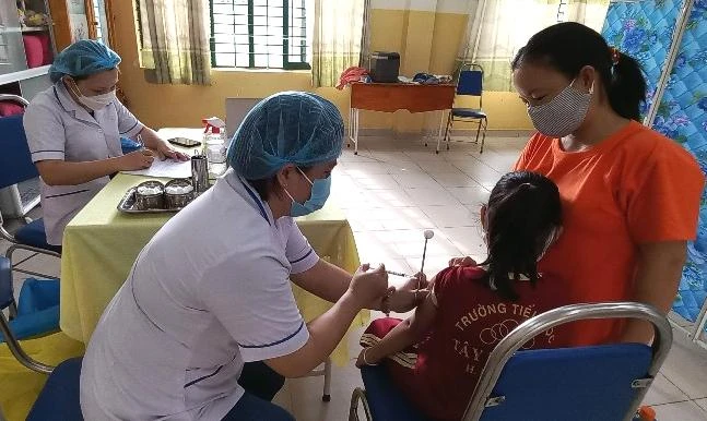 Trẻ ở huyện Hóc Môn, TP.HCM đang được tiêm vaccine ngừa COVID-19. Ảnh: HCDC
