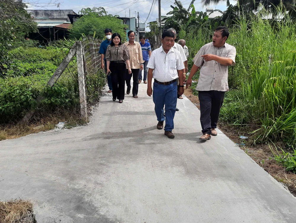 Bà con đi lại thuận lợi sau khi tuyến hẻm được tráng bê tông. Ảnh: MINH TƯỚC