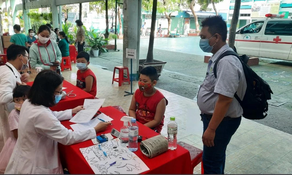 Xe tiêm vaccine ngừa COVID-19 lưu động đến trường để tiêm cho học sinh. Ảnh: TRẦN NGỌC