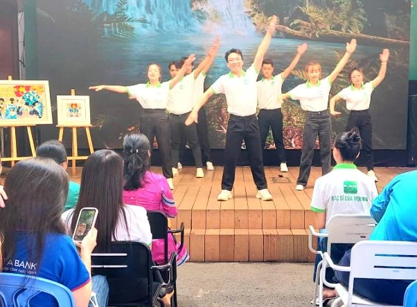 Nhân viên y tế BV Phục hồi chức năng và Điều trị bệnh nghề nghiệp TP.HCM trình diễn bài thể dục. Ảnh: TRẦN NGỌC