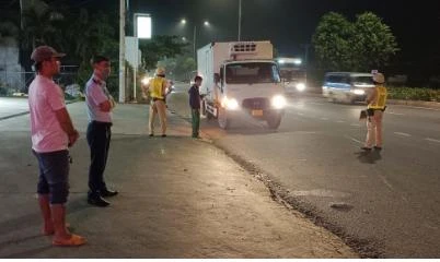 Cơ quan chức năng kiểm tra xe chở heo sống. Ảnh: CHI CỤC THÚ Y