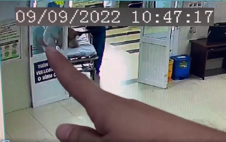 Ông Q. được bác sĩ xử trí ngay cửa khoa Cấp cứu của BV quận Gò Vấp. Ảnh: BVCC